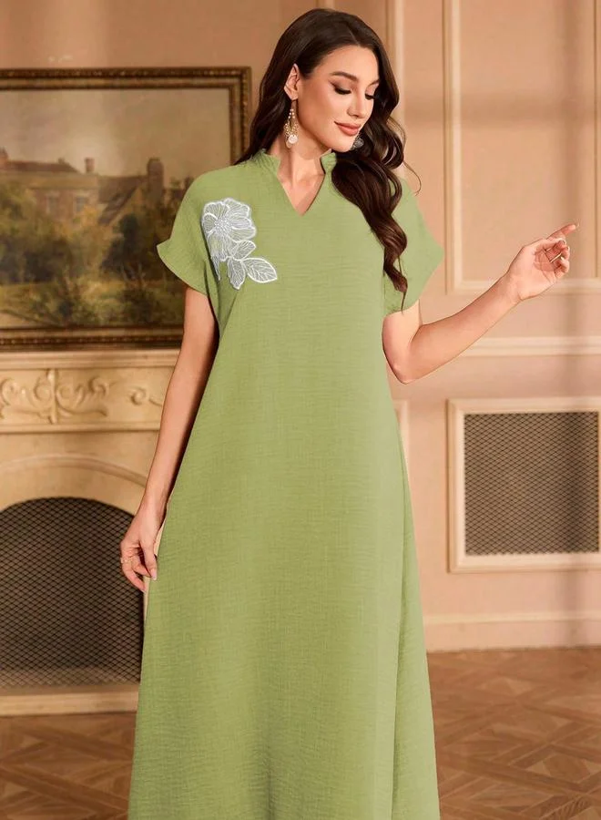 تايك تو فستان طويل بياقة مفتوحة وتفاصيل رقع الزهور